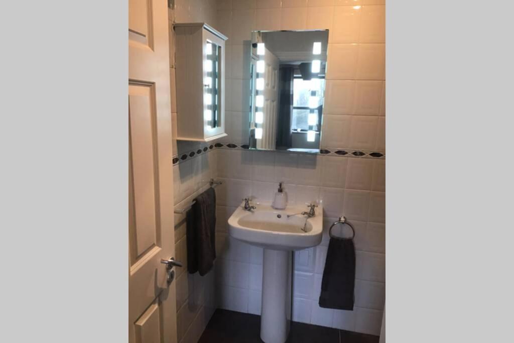 Waterfront Apartment Completely Refurbished Westport Exterior foto